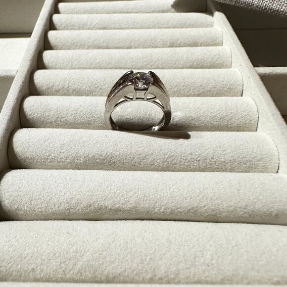 Vintage Sterling Silver S925 RingSize 6 1/2 W/ CZ Stone & Geometric Side Accents - Picture 2 of 13